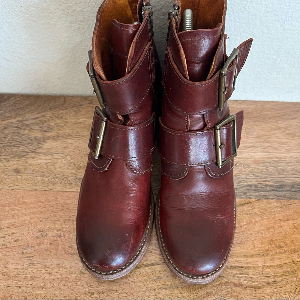 Frye Sabrina Double Buckles Ankle Boots in Antique Burgundy Size 9 M - Picture 5 of 16